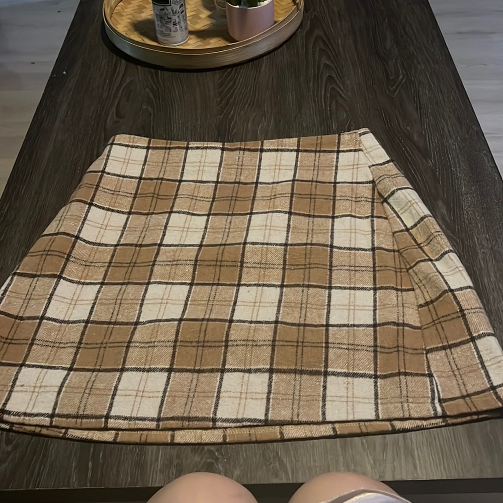 Cute fall plaid skirt.